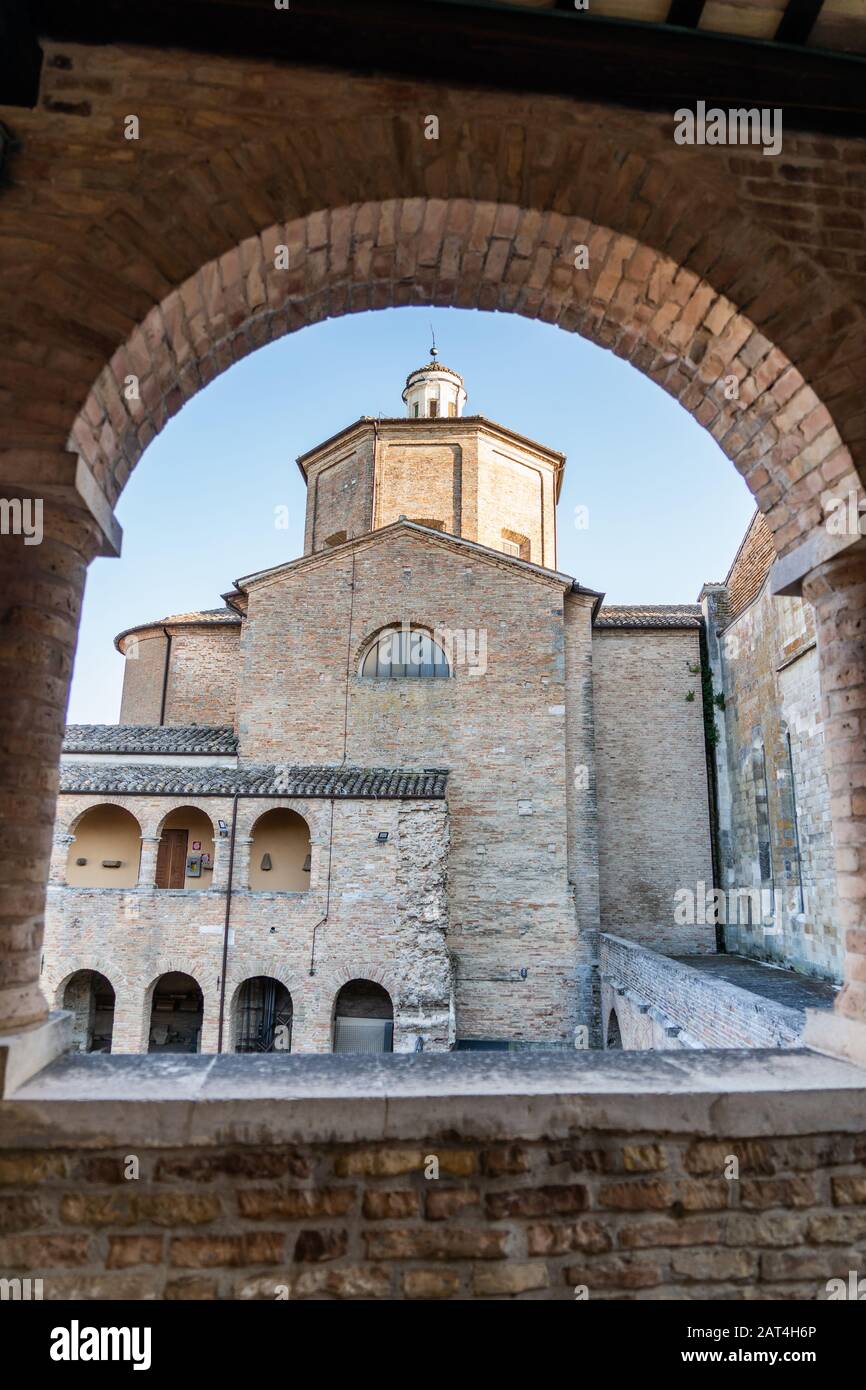 Atri, Teramo, Italien, August 2019: Kathedrale von Atri, Basilika Santa Maria Assunta, Nationaldenkmal seit 1899, Gotische Architektur. Stockfoto