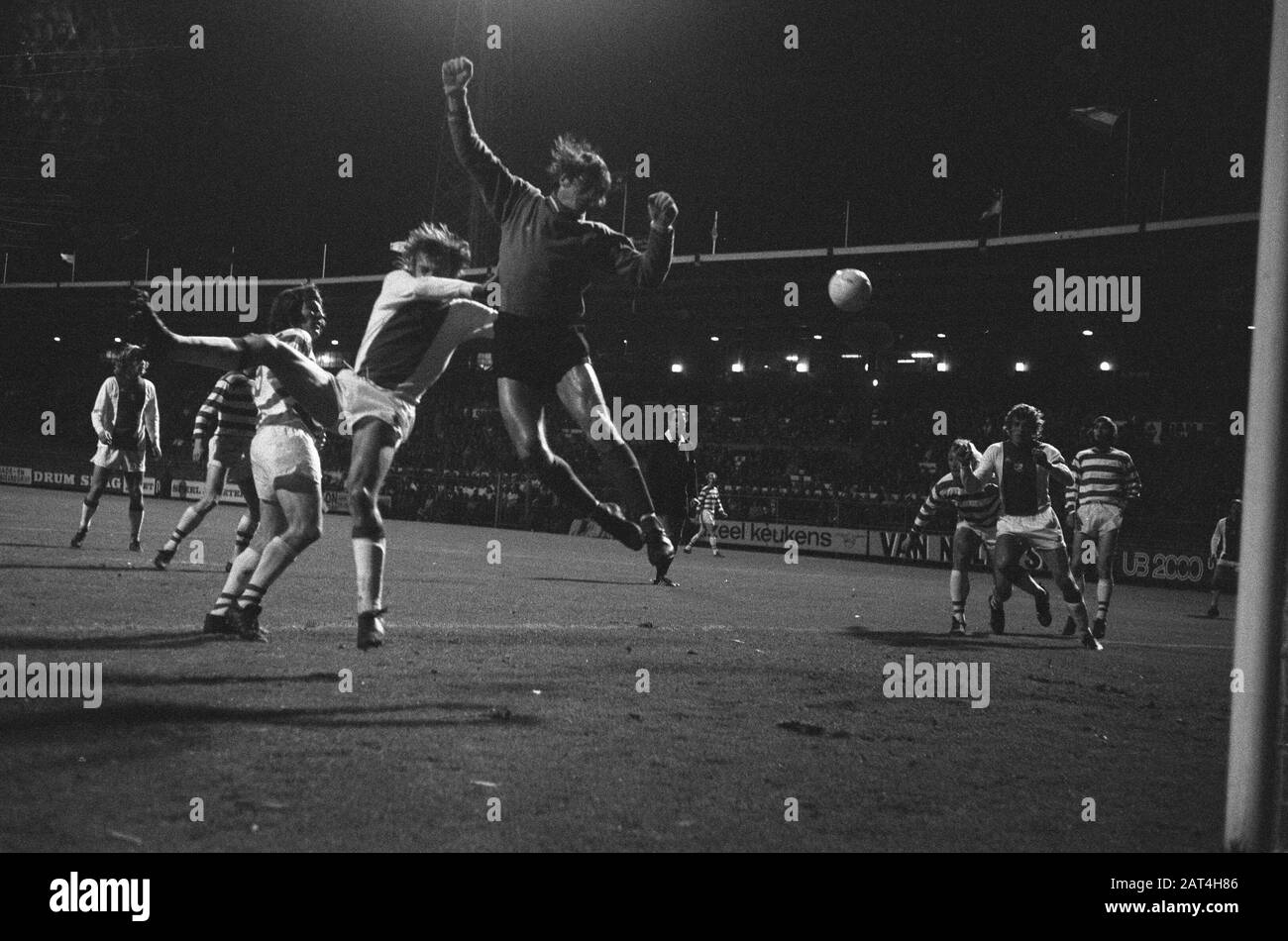 AJAX gegen De Graafschap: 4-0 Jan Mulder schießt, für ihn Torhüter Van Oosterhout Datum: 24. November 1973 Ort: Amsterdam, Noord-Holland Schlagwörter: Torhüter, Sport, Fußball Personenname: Mulder, Jan, Oosterhout, Harry van Institutioningsnaam: Graafschap, The Stockfoto