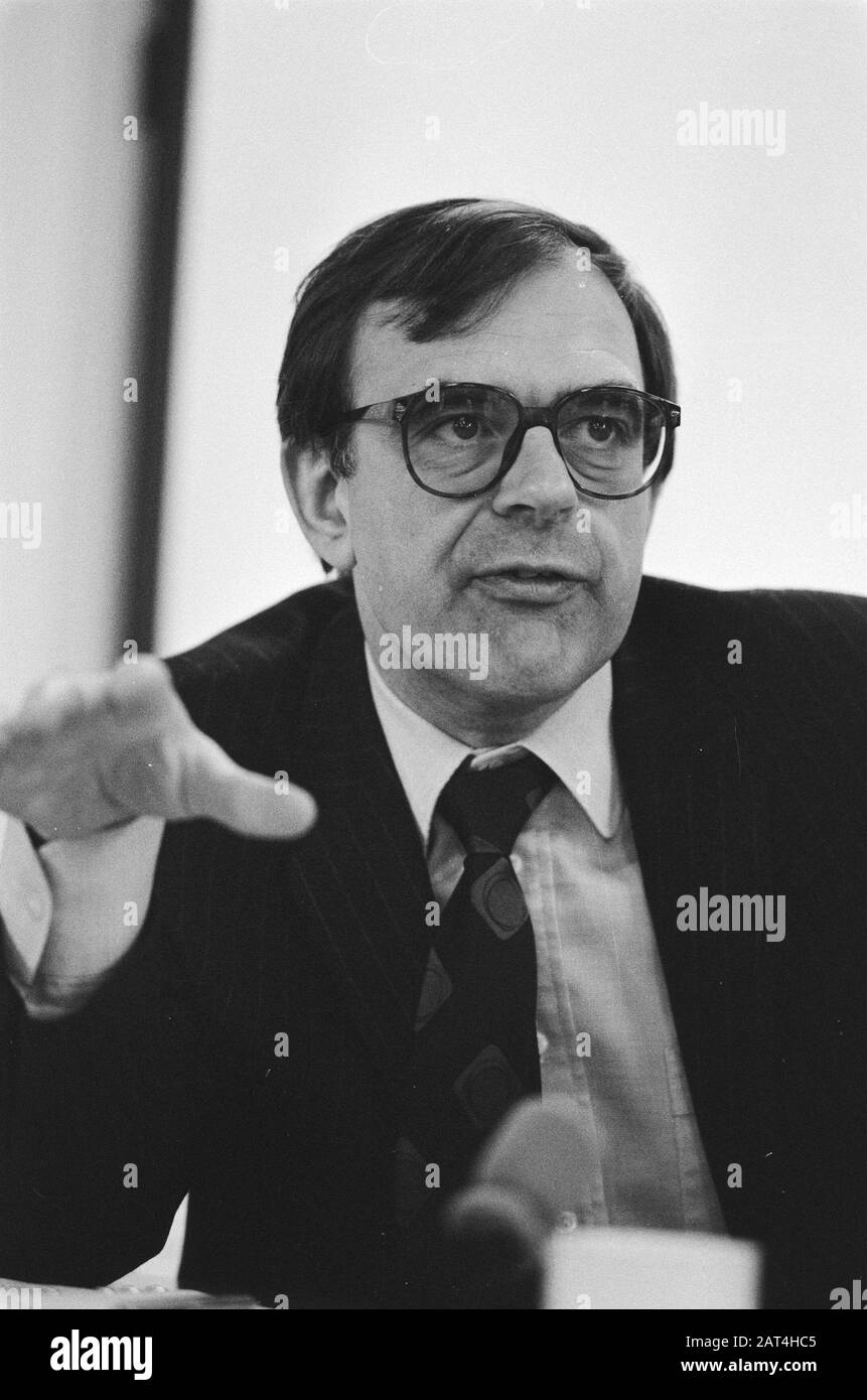 Präsentation Vietnam-Buch -Johnson Killer in Nieuwspoort Jan Pronk Datum: 13. Februar 1986 Ort: Den Haag, Süd-Holland Schlüsselwörter: Bücher, Pressekonferenzen, Politiker, Porträts Personenname: Pronk, Jan Stockfoto