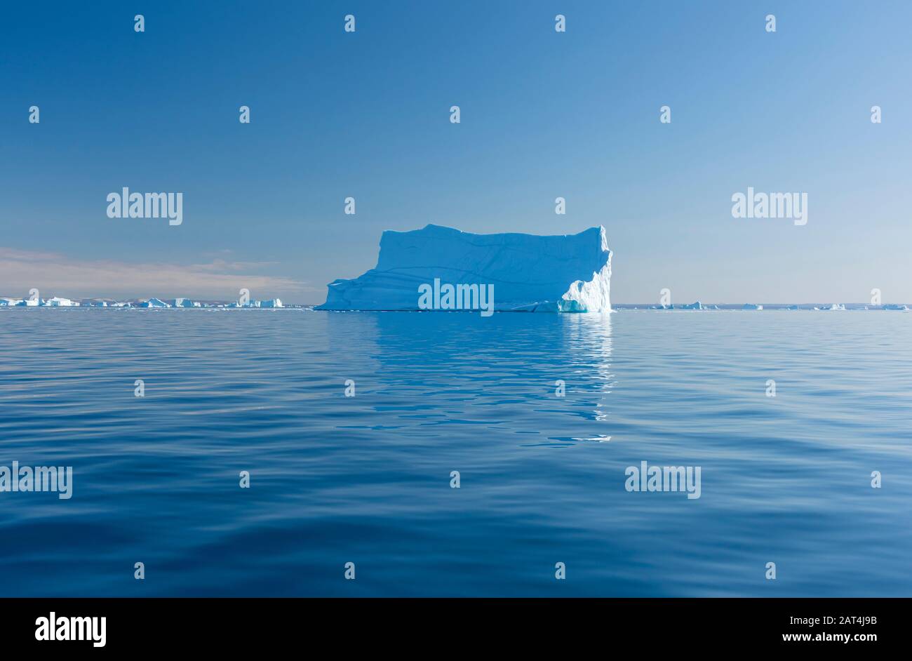 Riesige Eisberge, so weit das Auge reicht, können in Hall Bredning, einem Teil des Scoesby Sound-Fjord-Systems, gesehen werden Stockfoto