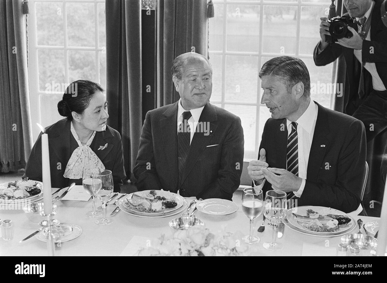 Japanische Premierministerin Suzuki in den Niederlanden; Frau Kurokochi (Botschafterin), Premier Suzuki und Premierminister Van Agt beim Mittagessen Trevezaal Innerhalb von Datum: 18. Juni 1981 Schlüsselwörter: Mittagessen persönlicher Name: AGT, Dries van, Suzuki, Zenko Institutionenname: Trêveszaal Stockfoto