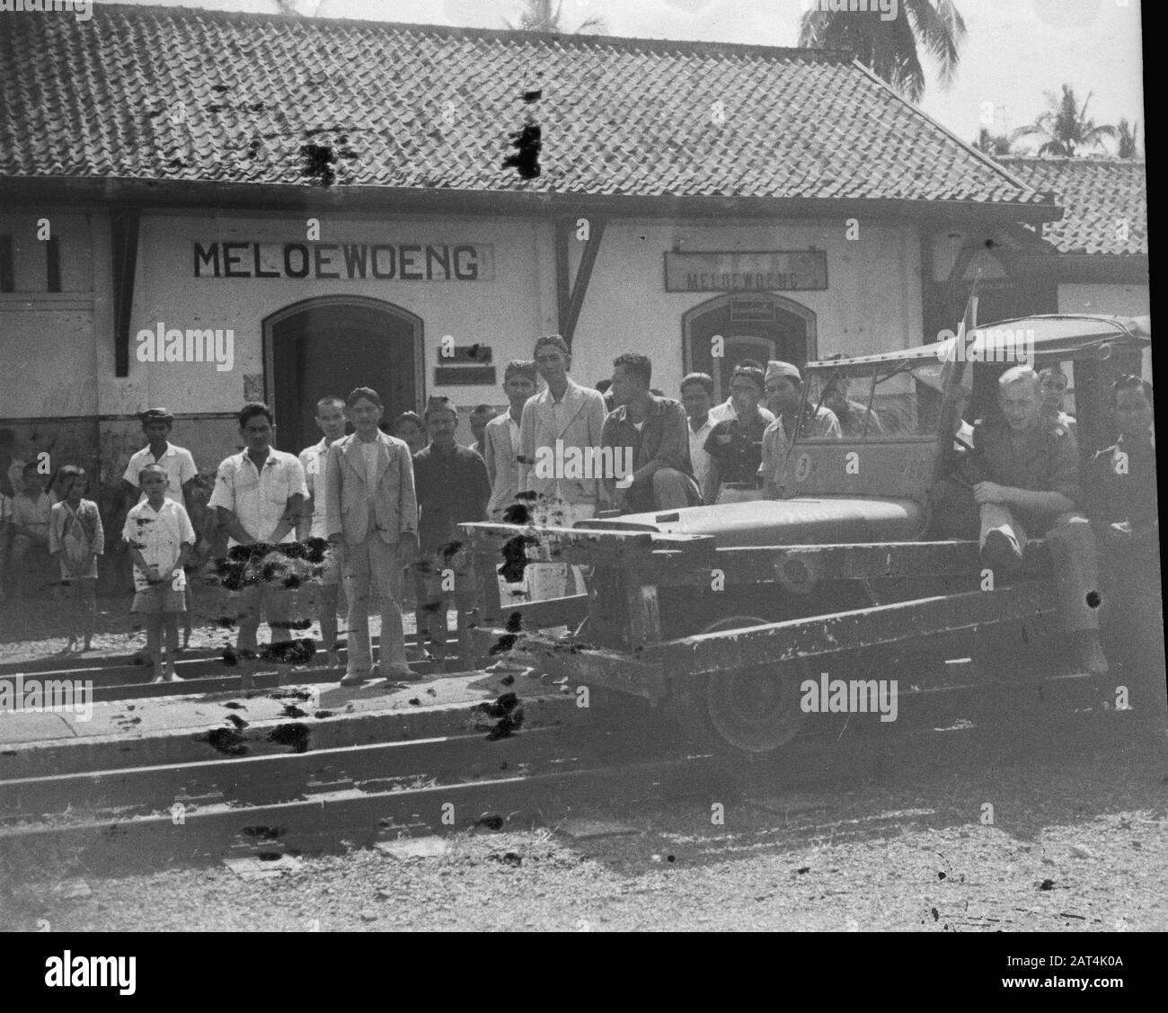 Banjoemas, Chinesische Kontrollkommission. Hafen von Tjilatjap. Waranedja Jeep, der für den Betrieb auf Bahngleisen geeignet ist, zieht viel Interesse am Bahnhof von Meloewoeng Anmerkung: Der Bahnhof liegt an der Bahnstrecke Padalarang-Kasugihan bei Wanareja (Cilacap) Datum: 10. Oktober 1947 Standort: Indonesien, Meluwung, Niederländisch-Indien Stockfoto