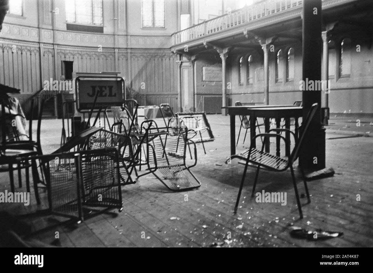Jugendzentrum im alten Kirchengebäude der Freien Gemeinde am kl. Gartmanplantsoen Datum: 5. Januar 1968 Schlagwörter: Jugendzentren Stockfoto