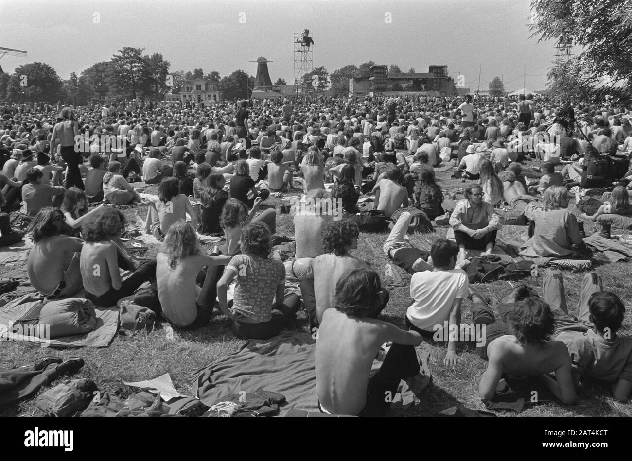 Holland Pop Festival in Kralingse Bos, Rotterdam; Festivalbesucher Jugendfestbesucher in Kralingse Bos sitzen auf dem Rasen vor dem Podium Datum: 26. Juni 1970 Ort: Kralingse Bos, Rotterdam, Zuid- Holland Schlüsselwörter: Jugend, Musik, Bühnen, Popfestivals, Publikum, Subkulturen Stockfoto