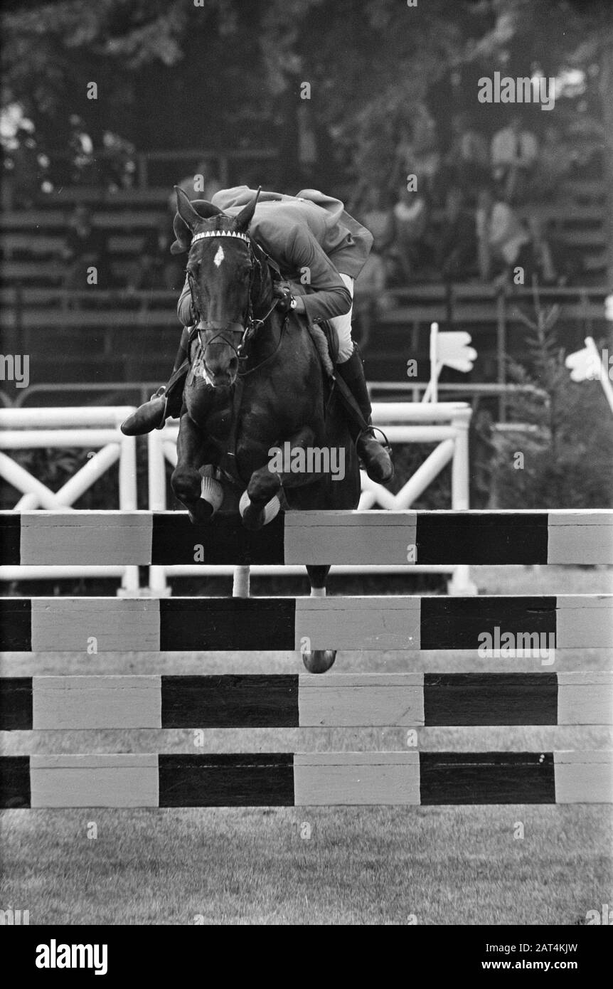 CHJO 1968 in Rotterdam-Jockey P. Bakker springt mit seinem Pferd über ein Hindernis Annotation: Marginaler Negativitätsstreifen: NR. 9 - J. Maathuis; NR. 10 - mej. T. de Conne Datum: 28. august 1968 Ort: Rotterdam, Zuid-Holland Schlüsselwörter: Concours hippique persönlicher Name: Bakker, P. Stockfoto