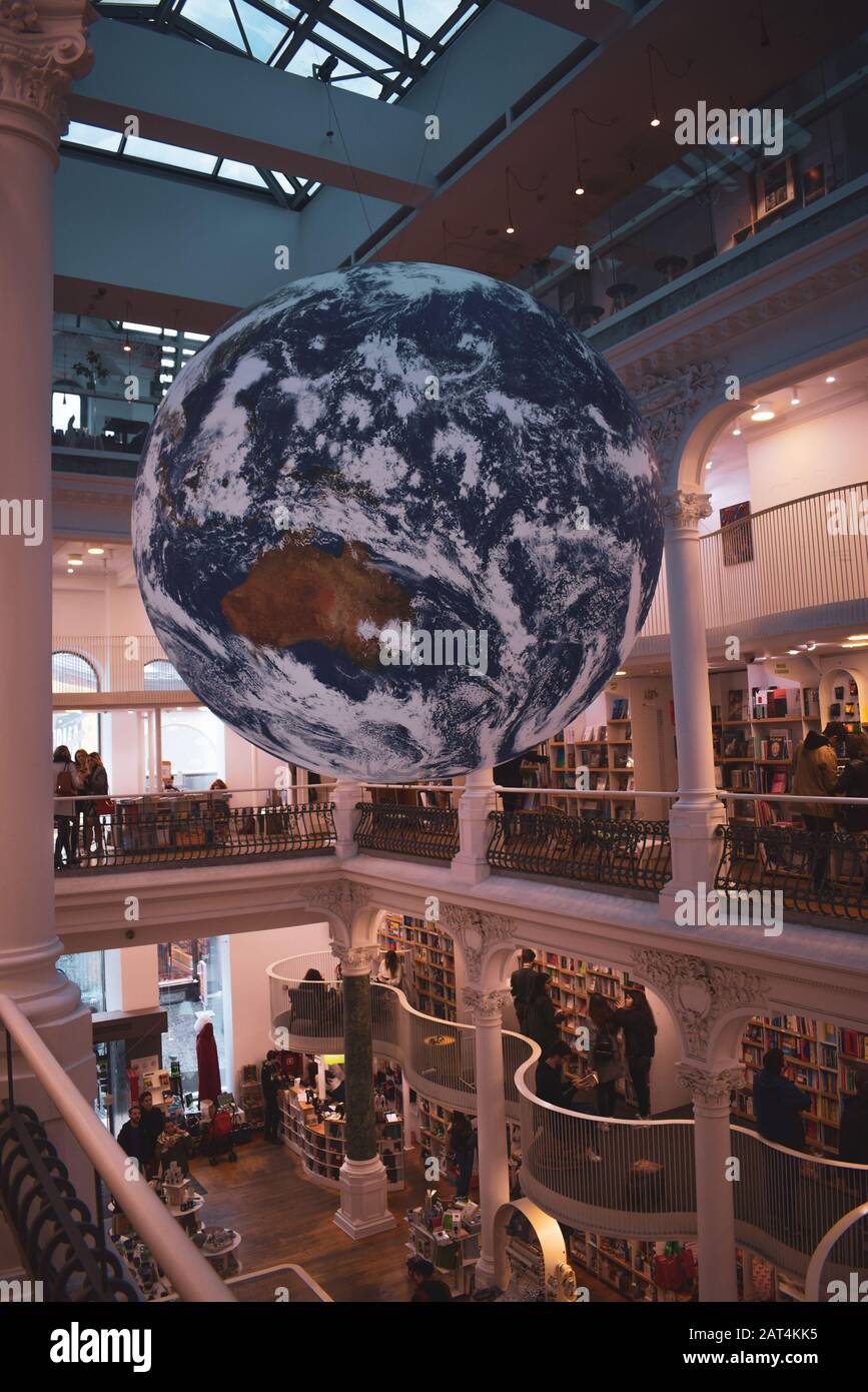 Die Darstellung der Erde in einem Buchladen mit weißen Wänden und schöner Architektur Stockfoto