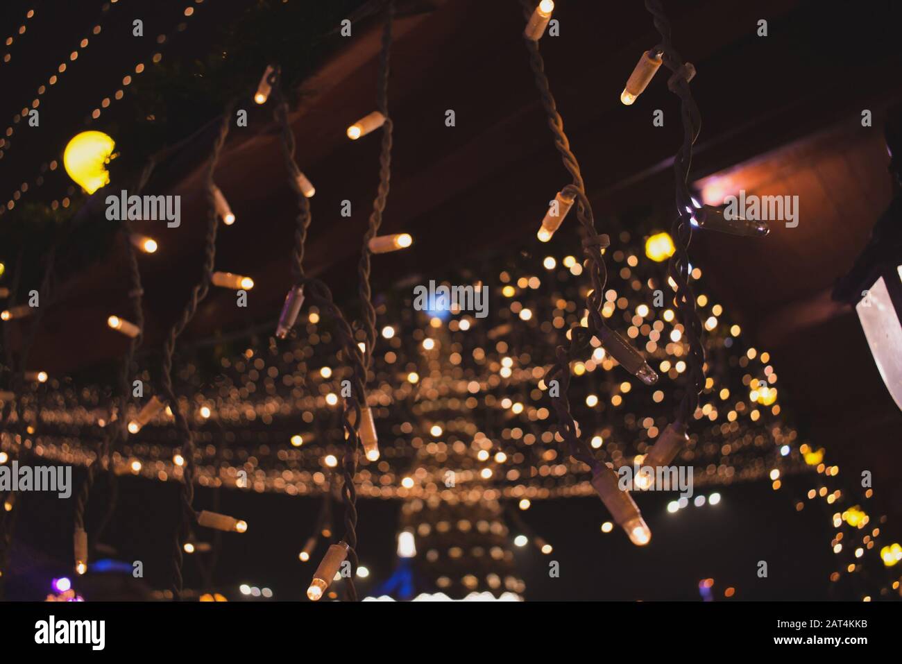 Orangefarbene Lichter und ein großer Baum, der zu Weihnachten dekoriert ist Stockfoto