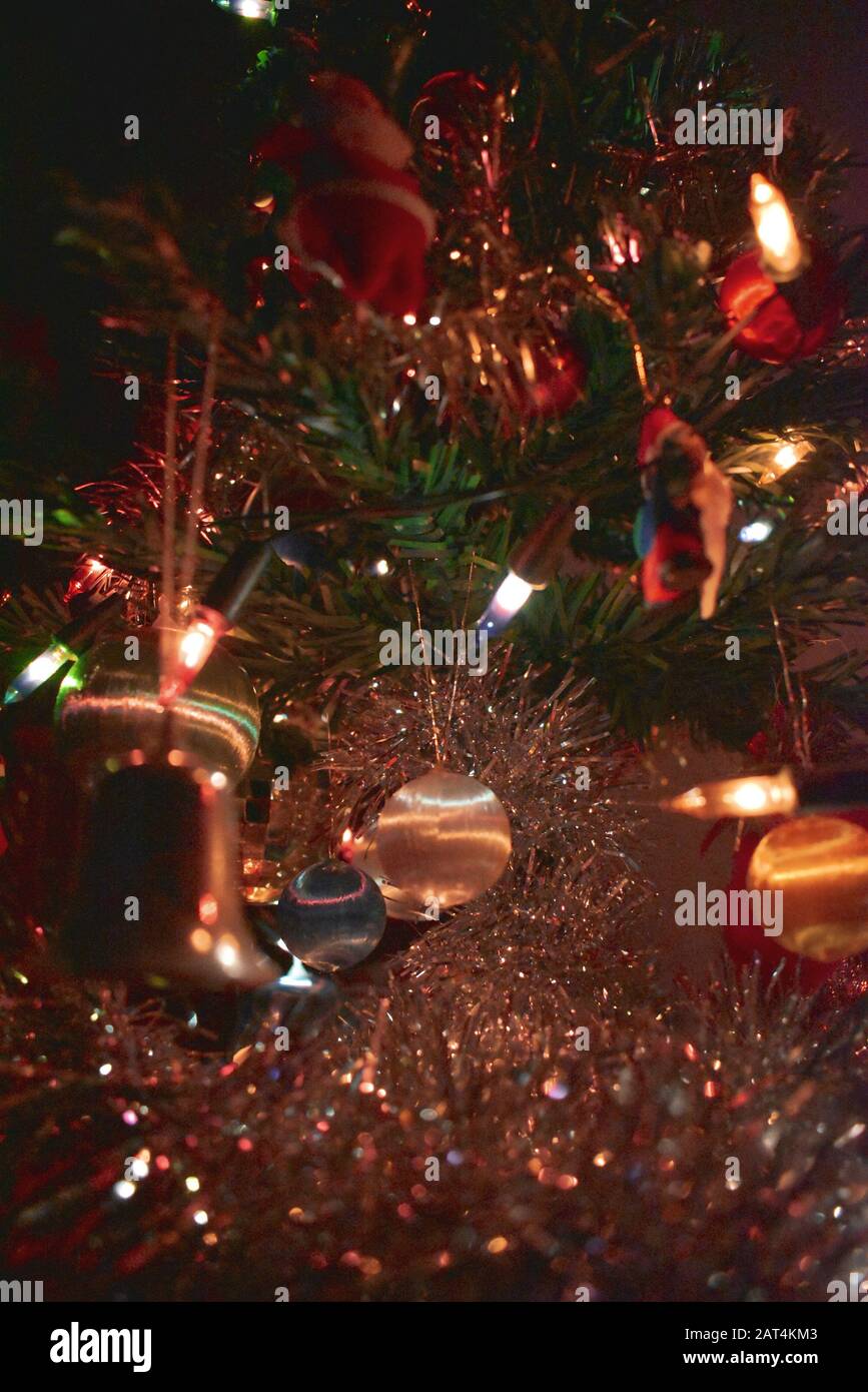 Weihnachtsdekorationen: Goldene Glocken, Kugeln aller Farben, Weihnachtsfiguren Stockfoto