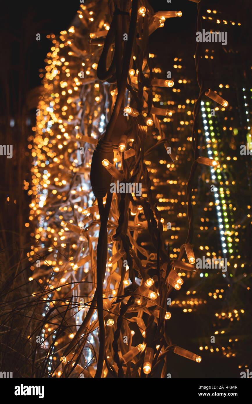 Viele orangefarbene Lichter spiegelten sich in einer Brücke mit Glasgeländer wider Stockfoto