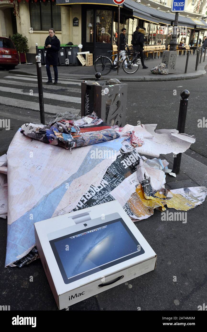 Hausmüll auf dem Bürgersteig - Pigalle - Paris - Frankreich Stockfoto