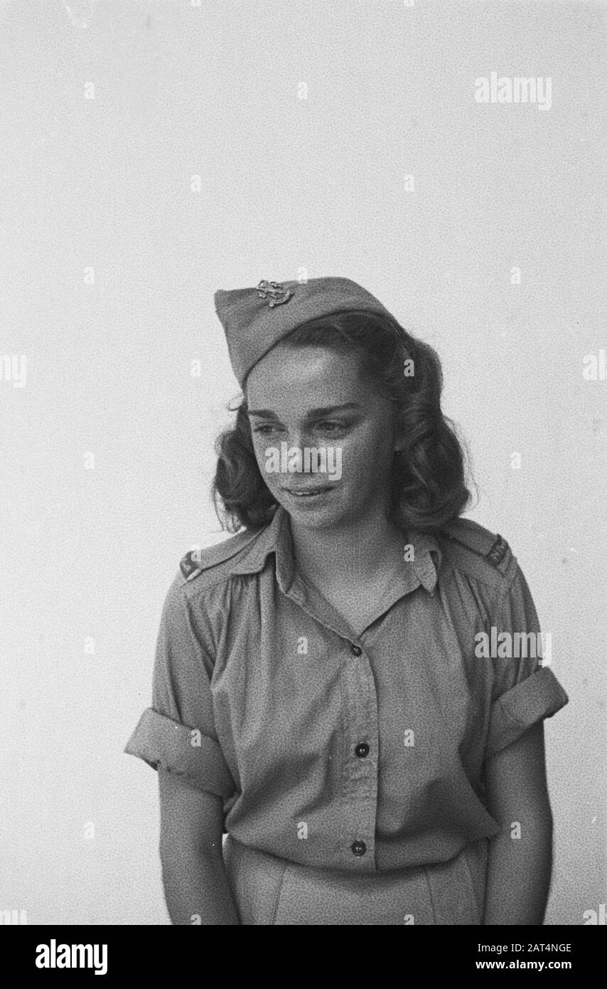 Passfotos II [Junge Frau in Uniform mit Schulteremblem NIWA] Anmerkung: Niwa = National Effort Welfare Artists (Dutch Indian Welfare) Datum: 1947 Ort: Indonesien, Niederländische Ostindien Stockfoto