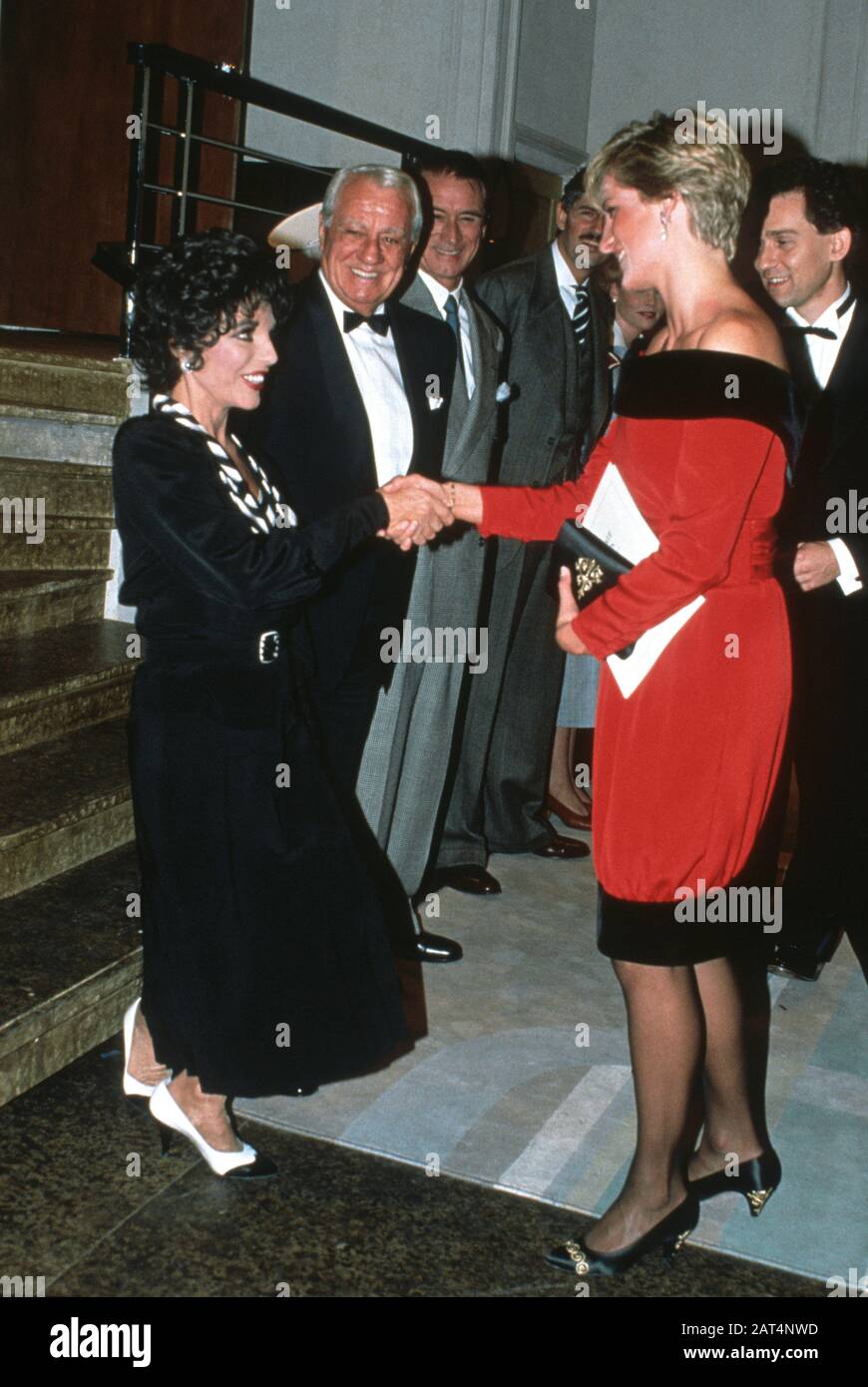 Joan Collins und HRH Princess Diana bei einer Benefiz-Aufführung von "Private Lives" in London, England - September 1990 Stockfoto