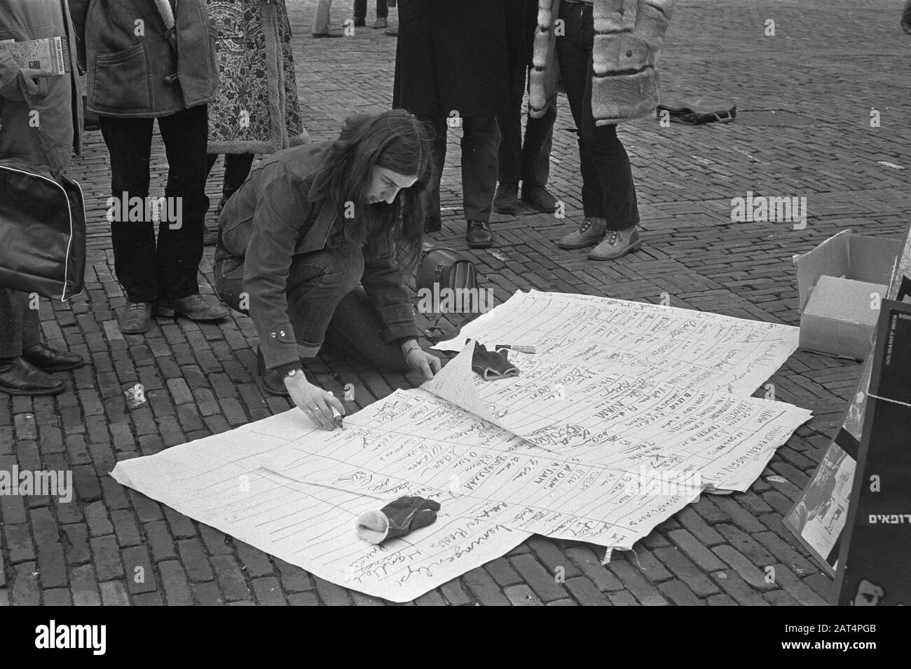 Jüdische Jugendliche sammeln Unterschriften gegen Folterjuden in arabischen Ländern und behandeln Juden in Russland am Leidseplein Amsterdam/Datum: 10. Dezember 1971 Ort: Amsterdam, Nordholland Schlüsselwörter: Signes, JUGEND Stockfoto