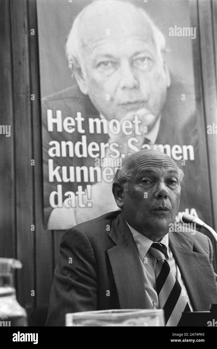 Joop den Uyl steht zur Wahl; den Uyl Datum: 8. Juni 1982 Schlagwörter: Plakate, Pressekonferenzen, Wahlen persönlicher Name: Uyl, Joop den Stockfoto