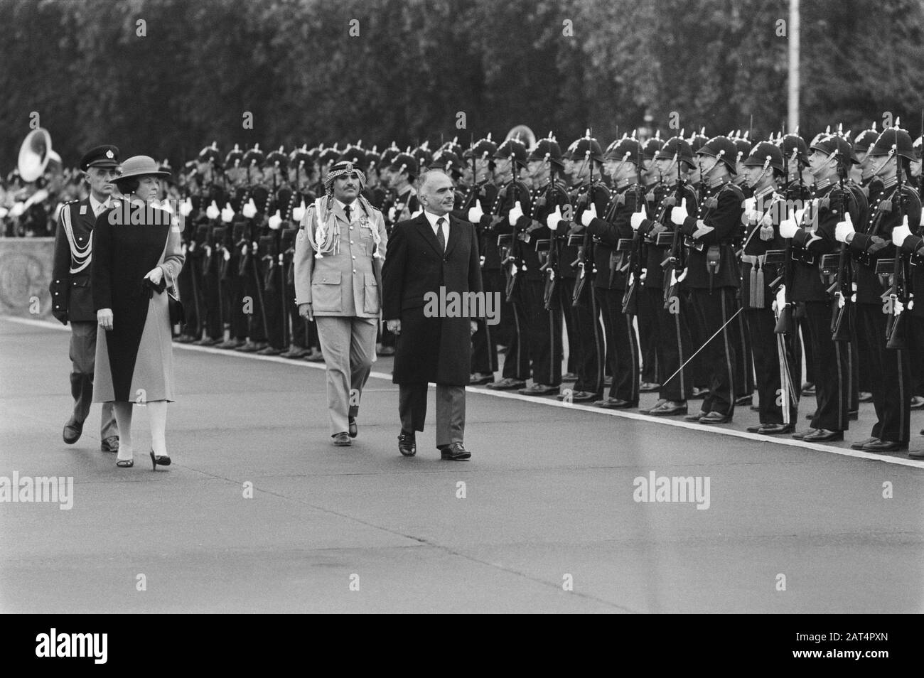 Der jordanische König Hussein und seine Frau kamen zu einem Arbeitsbesuch auf der Ypenburg Air Base an Datum: 1. Oktober 1984 Stichwörter: Kings persönlicher Name: Beatrix, Princess, Hussein Stockfoto