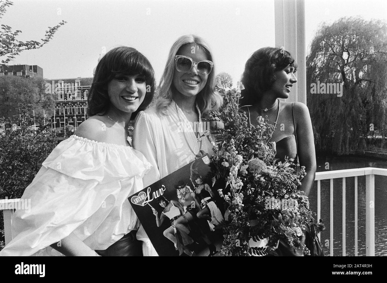 Gruppe Luv erhält Goldplatten von Rijk de Gooyer José Hoebee, Marga Scheide und Patty Brard Datum: 15. Mai 1979 Schlüsselwörter: Gramophone Platten, Musik, Popgruppen, Preise, Sänger persönlicher Name: Brard, Patty, Hoebee, José, Scheide, Marga Stockfoto