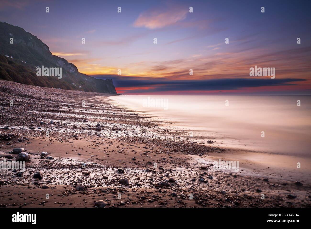 Ein verlassener Strand vor der Morgendämmerung auf der Jurassic Coast. Stockfoto