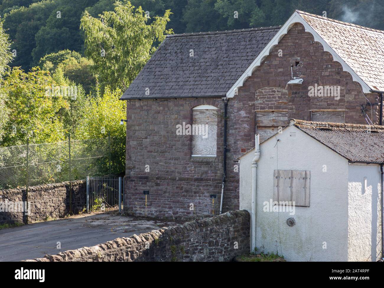An Bord der nicht genutzten Dorfschule Llanfoist, Wales, Großbritannien Stockfoto