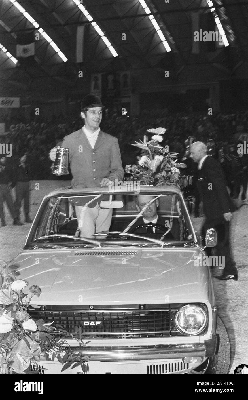 Amsterdam im RAI springen, Alwin Schockemohle mit Cup im gewonnenen Auto Datum: 3. Dezember 1972 Standort: Amsterdam, Noord-Holland-Institution Name: RAI Stockfoto