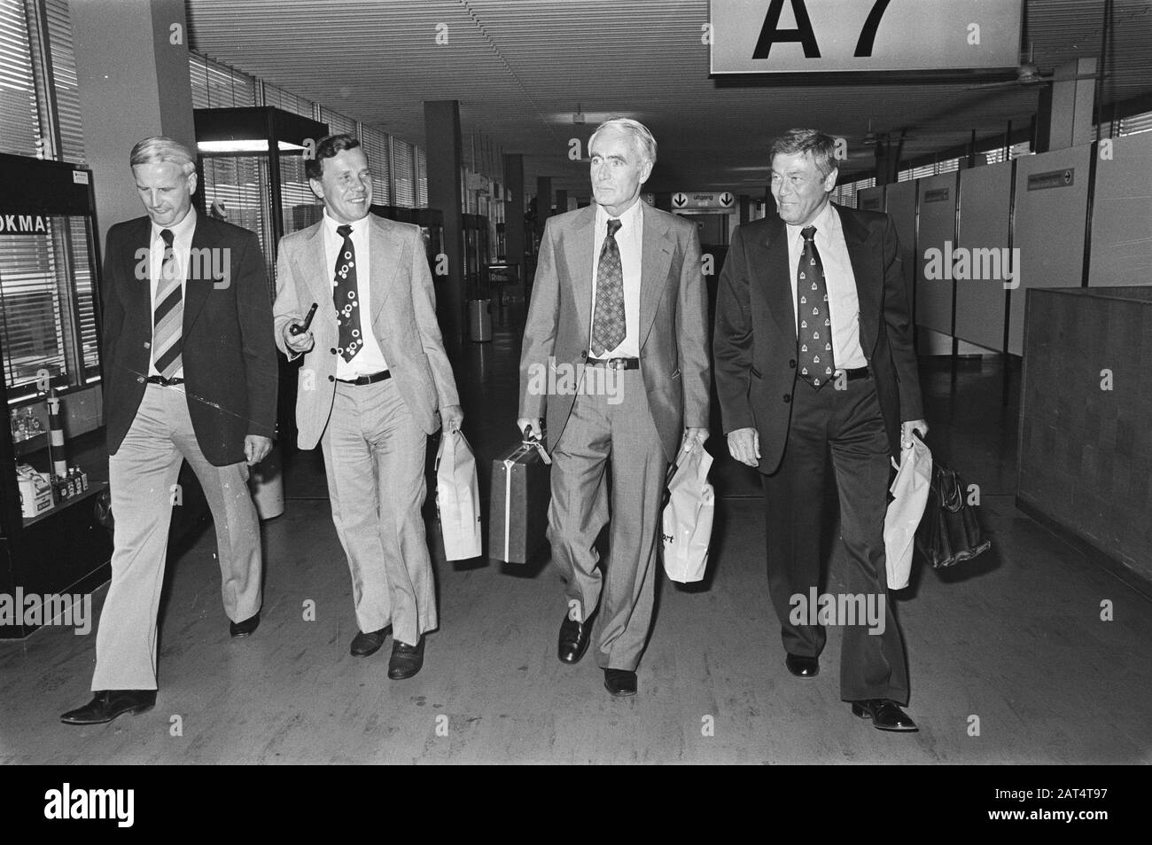Das Justizteam verlässt Schiphol aufgrund von Menten-Recherchen nach Russland; Habermehl während der polizeilichen Überprüfung am Flugzeugangebot Datum: 14. Juni 1977 Standort: Noord-Holland, Schiphol Schlüsselwörter: Justice, Aircraft Personal Name: Habermehl Stockfoto
