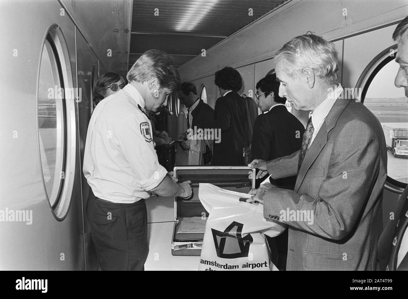 Das Justizteam verlässt Schiphol aufgrund von Menten-Recherchen nach Russland; Habermehl während der polizeilichen Überprüfung am Flugzeugangebot Datum: 14. Juni 1977 Standort: Noord-Holland, Schiphol Schlüsselwörter: Justice, Aircraft Personal Name: Habermehl Stockfoto