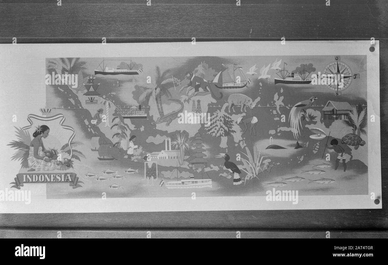 Karte von Indonesien mit Bildern und Symbolen zu regionalen Wirtschaftstätigkeiten, Flora, Fauna oder Gebäuden Anmerkung: Repronegativdatum: 28. Juni 1948 Standort: Indonesien, Niederländisch-Ostindien Stockfoto