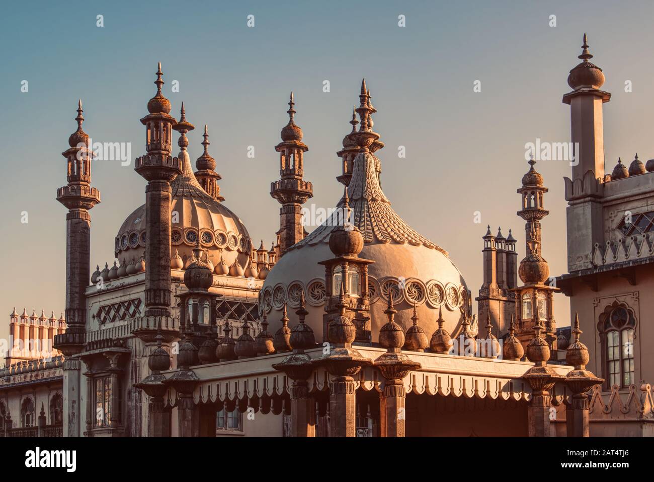 Brighton Pavilion, der Royal Pavilion in Brighton, Großbritannien. Zwiebelkuppeln und Minarette auf dem Dach. Architektur im indischen Stil und ein wichtiger Meilenstein. Stockfoto