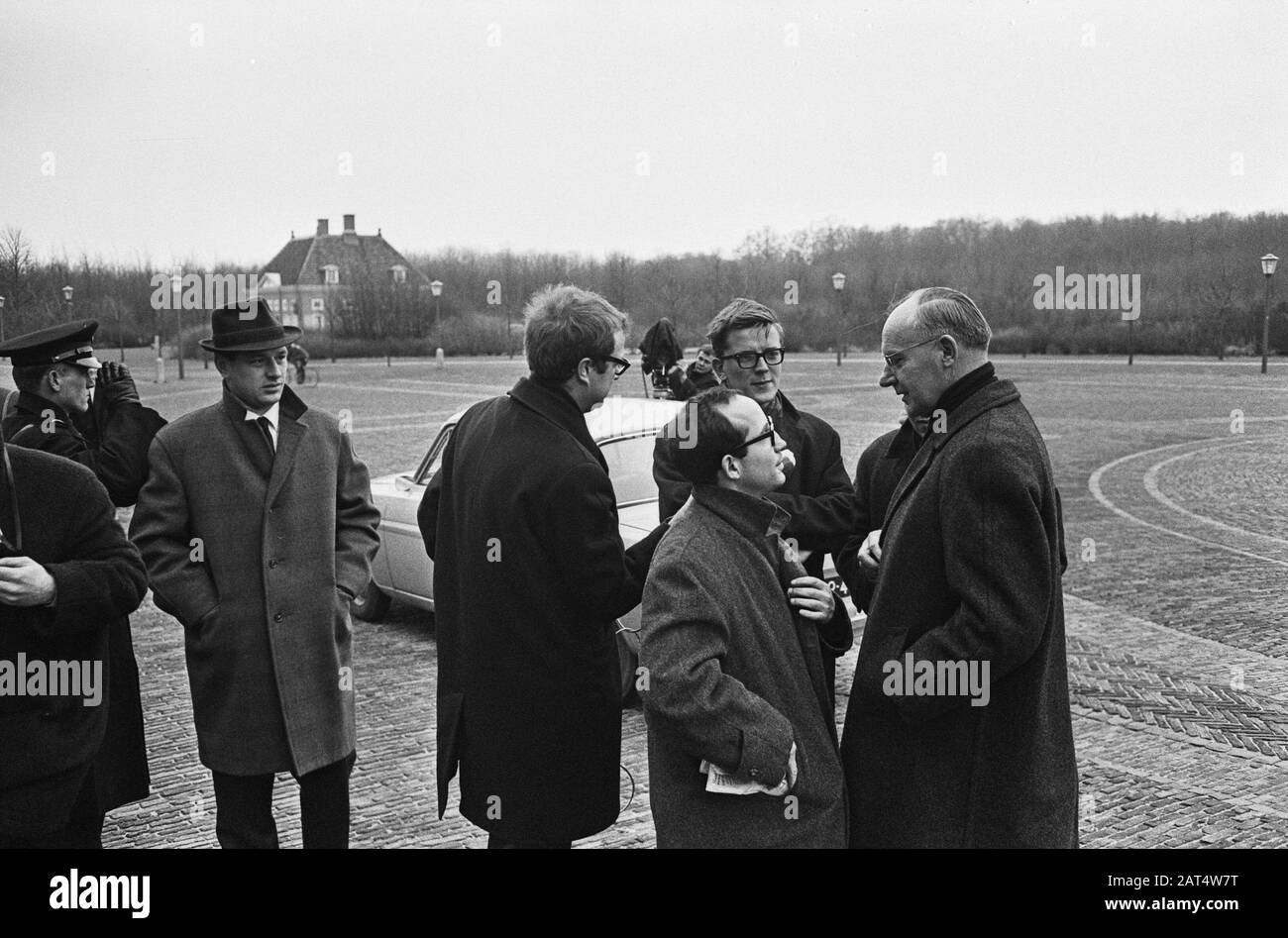 Kabinettskrise, Herr Vondeling (PvdA) op Huis ten Bosch im Gespräch mit der Presse Datum: 1. März 1965 Standort: Den Haag, Zuid-Holland Schlüsselwörter: Kabinettsformationen, Parlamentarier, Politik, Regierungskrisen persönlicher Name: Vondeling, Anne Stockfoto