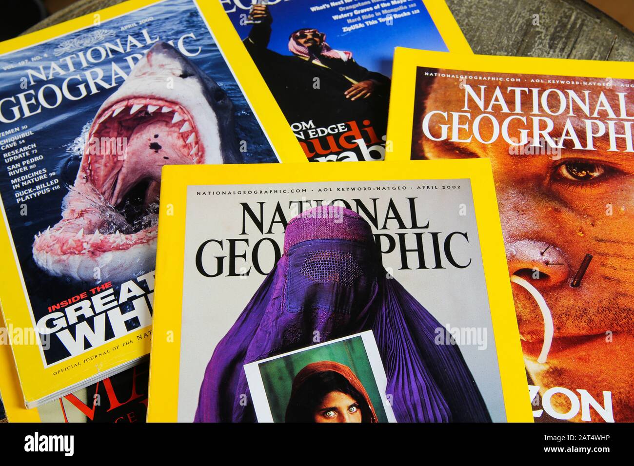 Viersen, Deutschland - 29. Januar. 2020: Nahaufnahme nationaler geografischer Zeitschriften mit Schwerpunkt auf der Ausgabe ab 2013 Berichterstattung über afghanische Flüchtlingsfrau Stockfoto