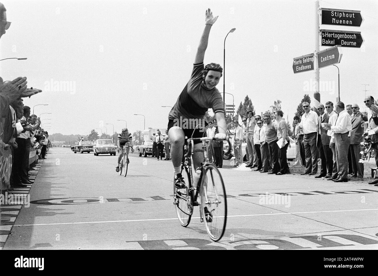 Radweltmeisterschaften auf der Straße für Frauen, Helmond; NR. 12: K. Hage First Over Finish Datum: 20. Juni 1970 Ort: Helmond Keywords: Radsport, Championspersonal: K. Hage Stockfoto