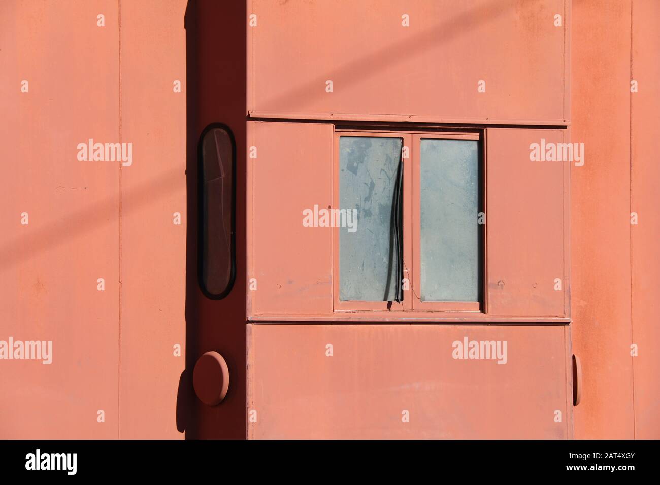 Blick auf einen alten Wagen der Kabinenbahn mit Seitenfenster Stockfoto