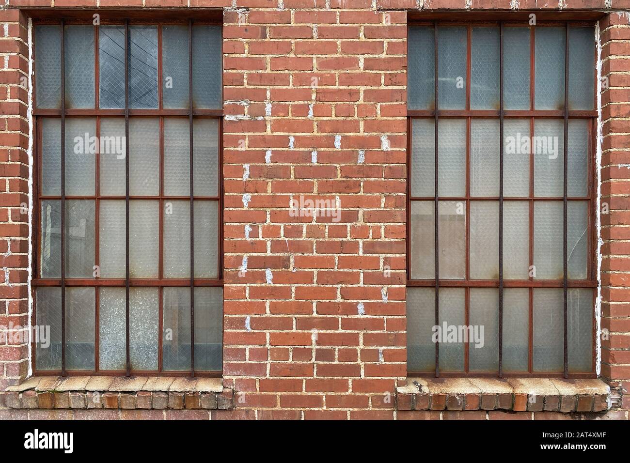 Ein altes Lagerhaus mit Fenstern und Backstein und Glas Stockfoto Ein altes Lagerhaus mit Fenstern und Backstein und Glas Stockfoto