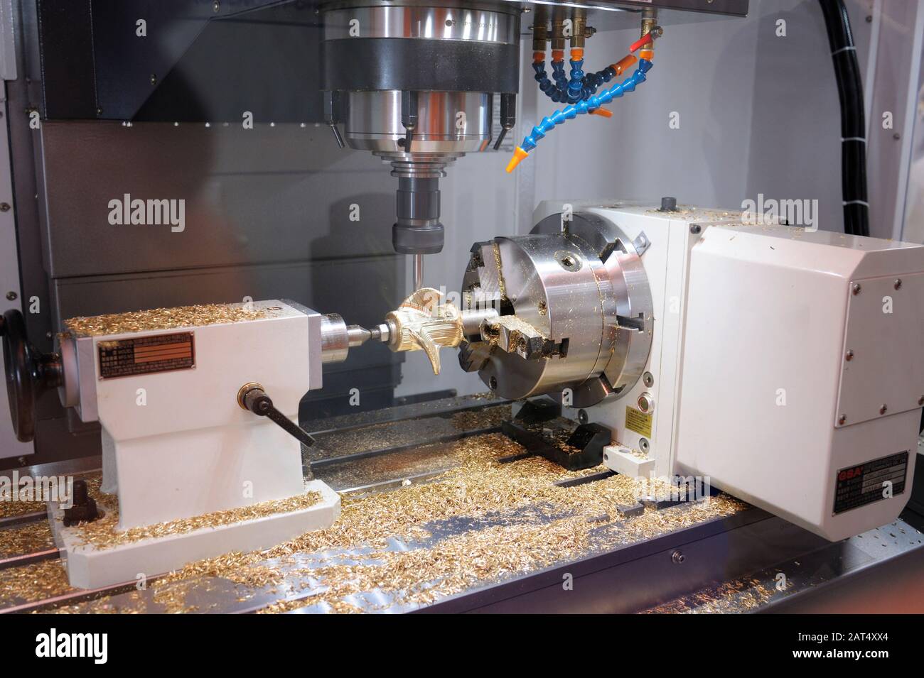 Drehprozess. Die in der Spindeldrehung durch die CNC-Drehmaschine fixierte Detailgenauigkeit Stockfoto