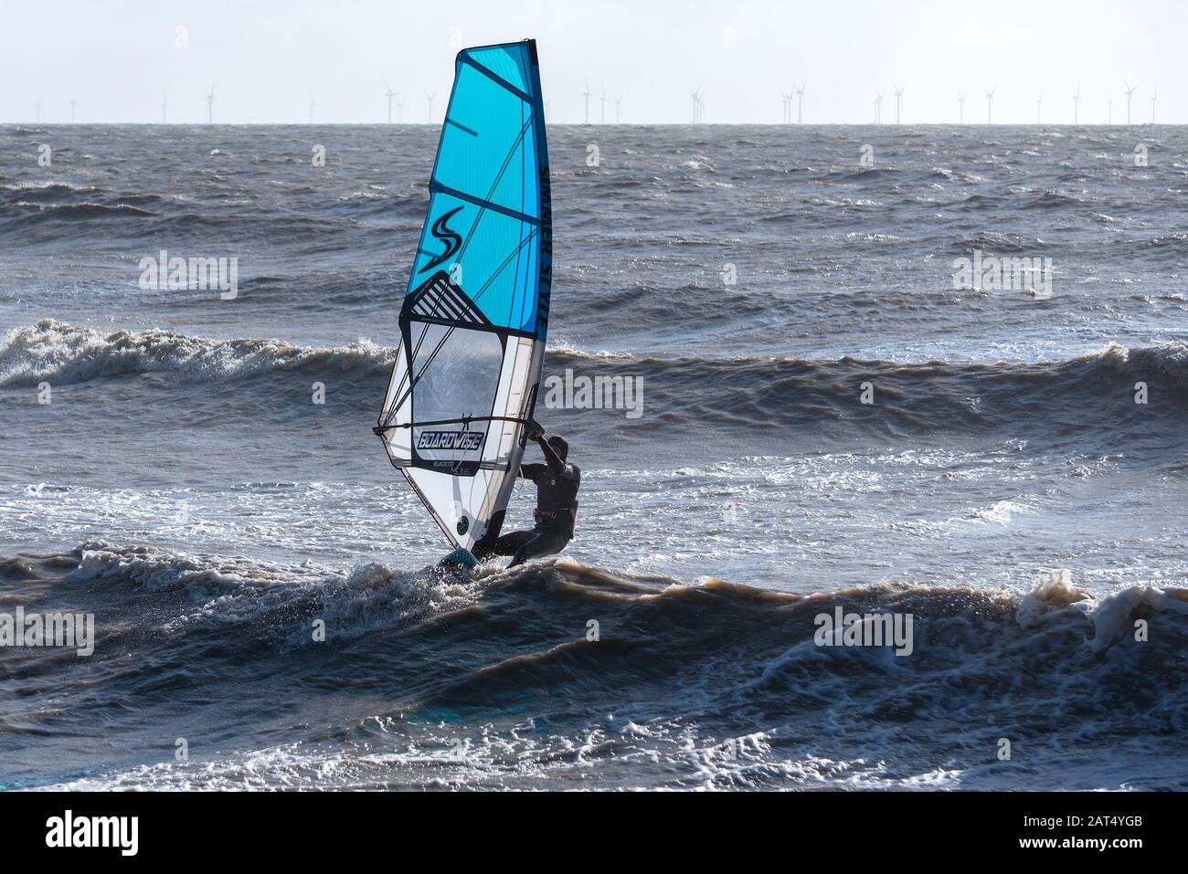 GORING-BY-SEA, WEST SUSSEX/UK - 28. JANUAR: Windsurfer bei Goring-by-SEA in West Sussex am 28. Januar 2020. Nicht identifizierte Person Stockfoto