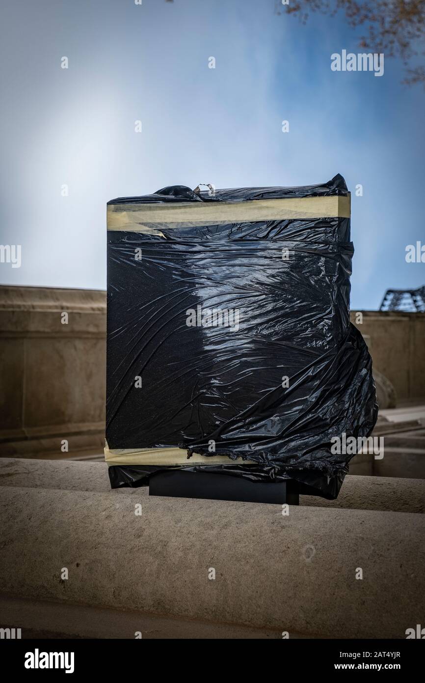 Ein informatives Label der Bankeneinheit CaixaBank wird nach der endgültigen Schließung der Bank mit einem schwarzen Plastikpapier versehen gesehen.die spanischen Finanzinstitute sind gezwungen, ihre Umstrukturierungspläne zu beschleunigen und Fusionen aufgrund der in der Europäischen Union herrschenden Negativzinsen zu Unternehmen. Stockfoto