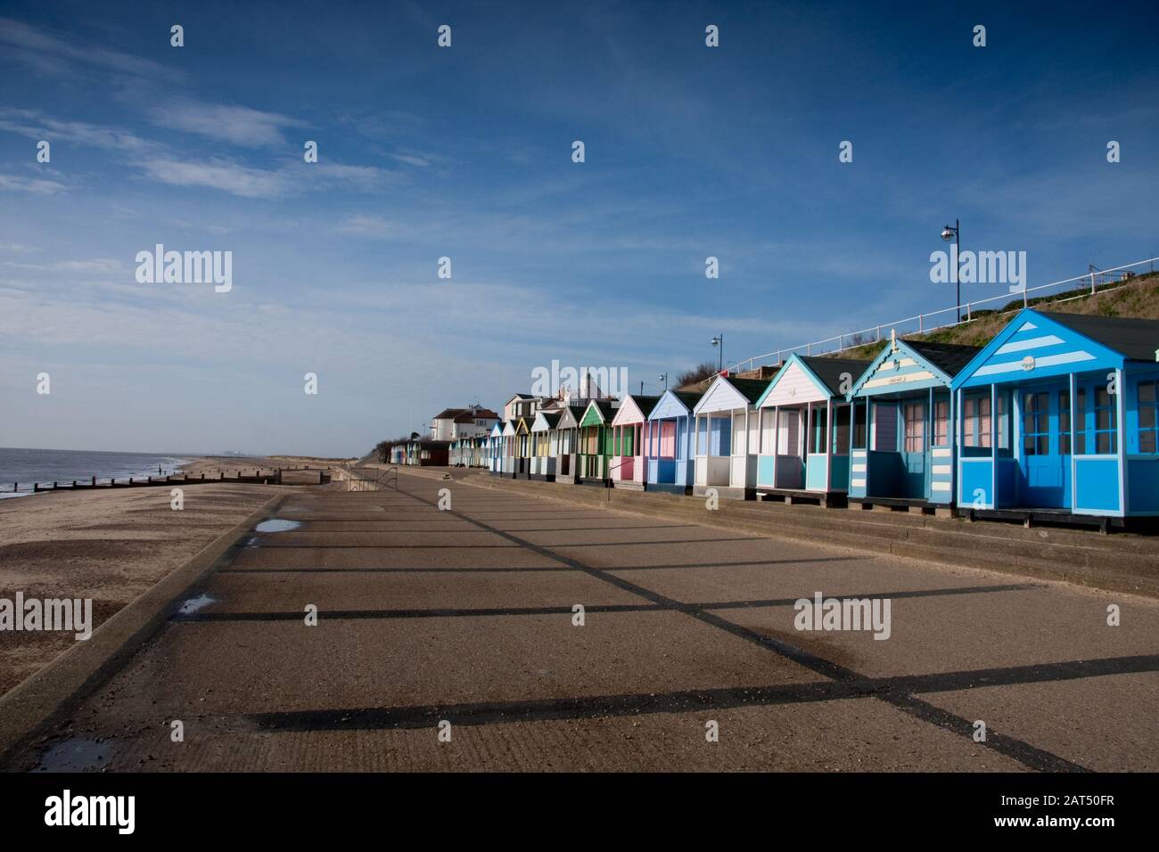 Strandhütten in einer Reihe mit Blick auf den Ozean, Southwold, East Suffolk, Großbritannien Stockfoto