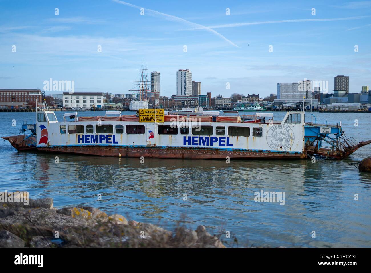 Eine alte rostige Kette zog eine Fähre wie die Torpoint-Fähre, die von plymouth Torpoint in cornwall benutzt wurde Stockfoto