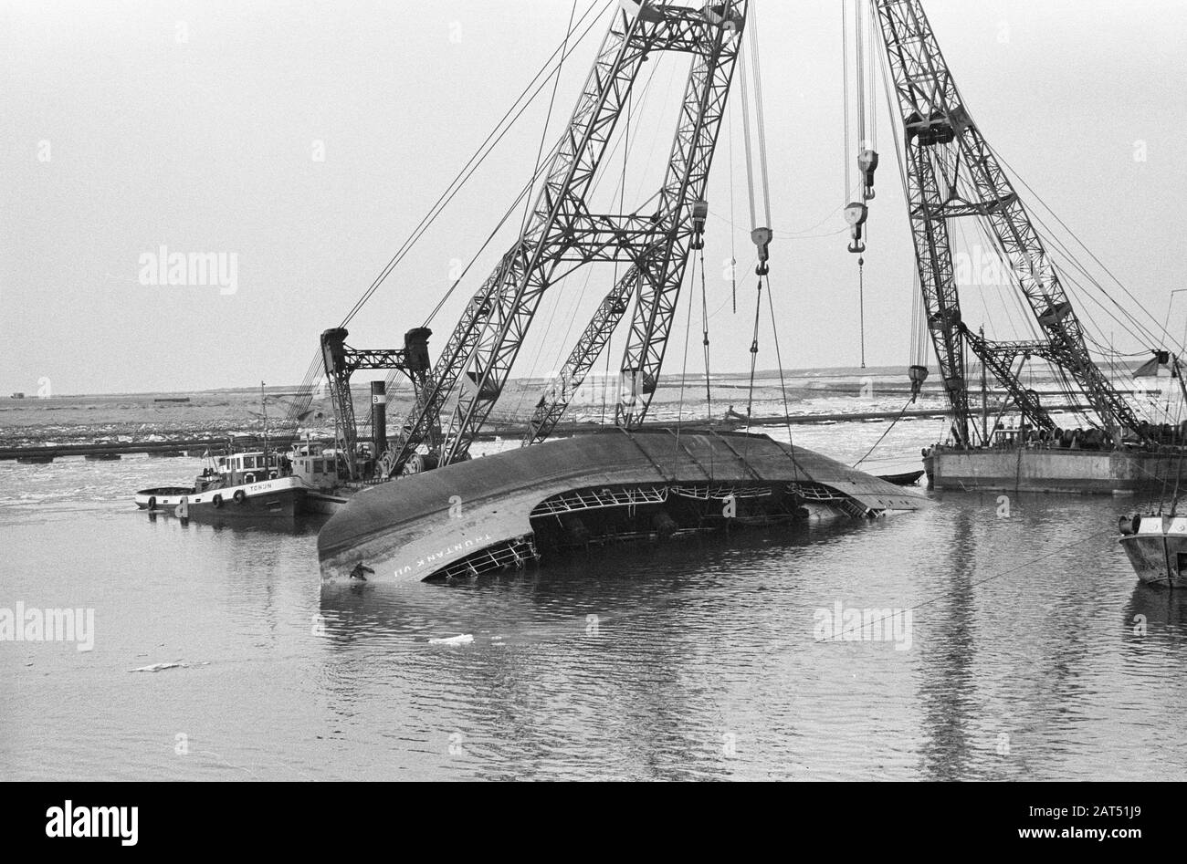 Tilt Thuntank VII verschoben, die Bergungsarbeiten im Erzhafen Europoort Datum: 30. Januar 1963 Institutionenname: Europoort Stockfoto
