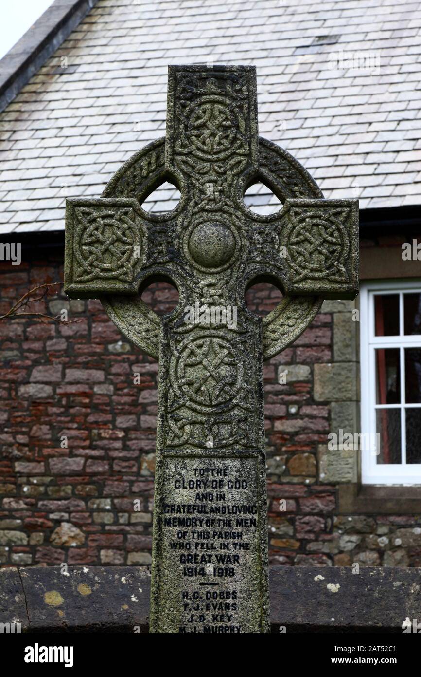 Nahaufnahme der Steinschnitzerei auf dem Kriegsdenkmal in Coity Village, Mid Glamorgan, Wales, Großbritannien Stockfoto