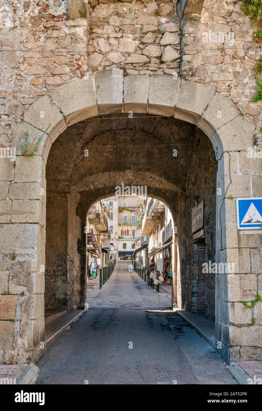 Porte Genoise (genuesisches Tor), Eingang zu Citadelle, Altstadt-Hügelteil in Porto-Vecchio, Mikroregion Freto, Corse-du-Sud, Korsika, Frankreich Stockfoto