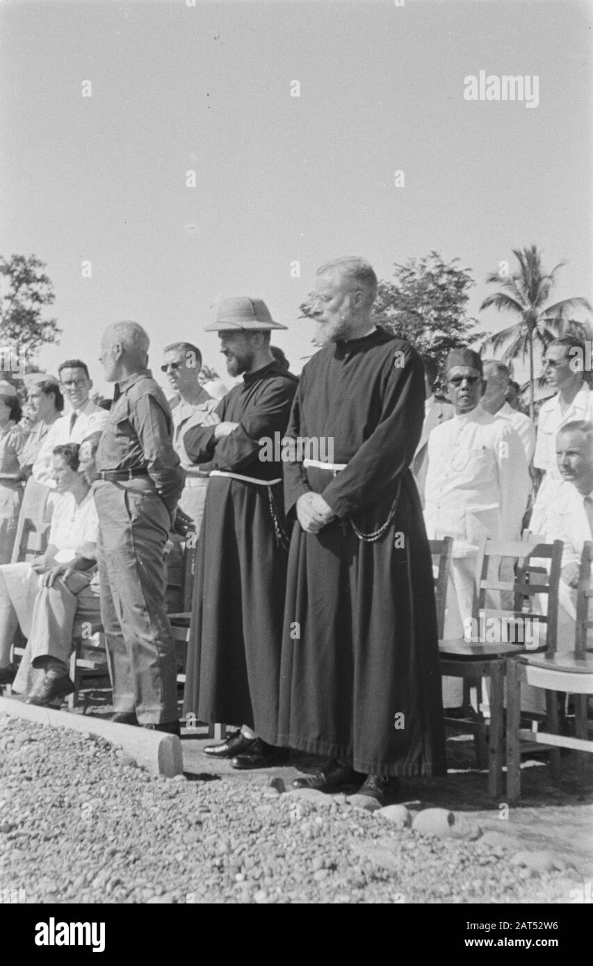 Ehrenfeld U-Brigade (Padang) Katholische Geistliche (Franziskaner?) Anmerkung: Anhörung im Ärmel 463 Datum: 13. Dezember 1947 Ort: Indonesien, Niederländisch-Ostindien Stockfoto