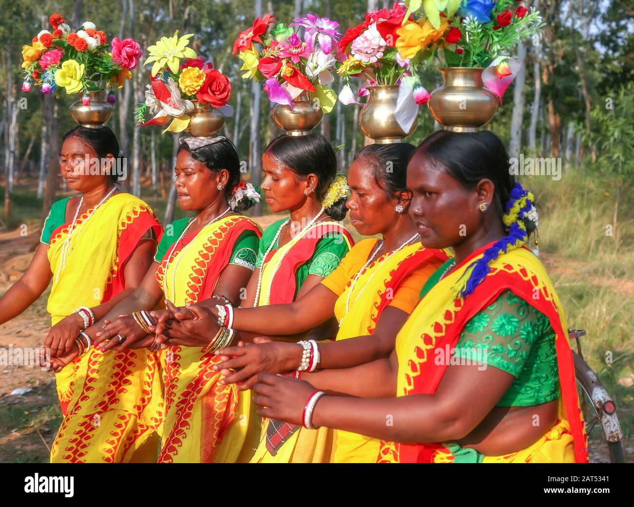 Indianische Stammesfrauen führen in einem Waldgebiet in Bolpur Shantiniketan, Westbengalen, Volkstanz auf Stockfoto