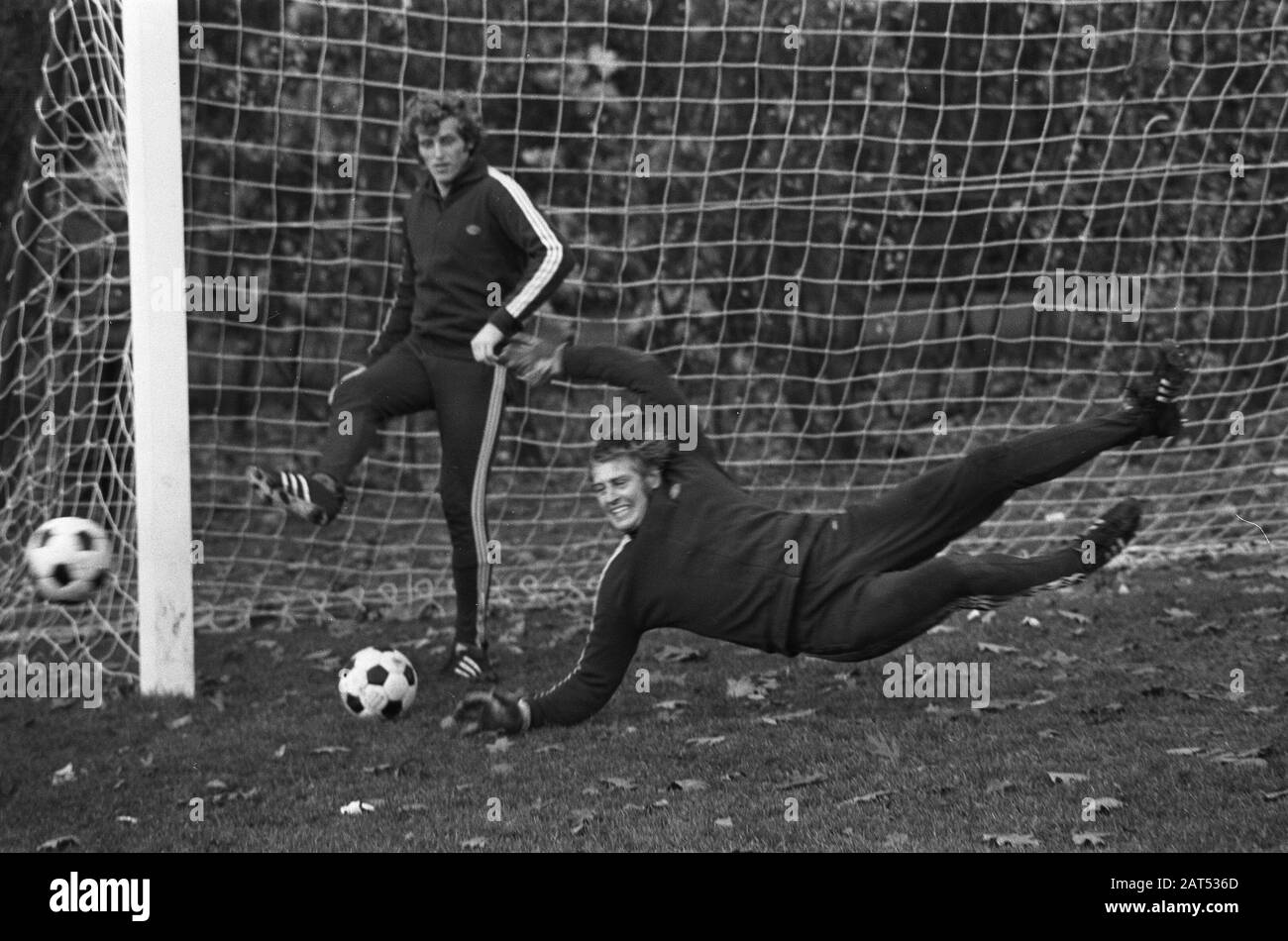 Training der Auswahl der niederländischen Mannschaft in Zeist Keeper Writers, im Hintergrund Keizer Datum: 13. november 1973 Ort: Utrechter, Zeist Schlüsselwörter: Niederländische Mannschaft, Torhüter, Fußball, Fußballer persönlicher Name: Keizer, Piet, Writers, Piet Stockfoto