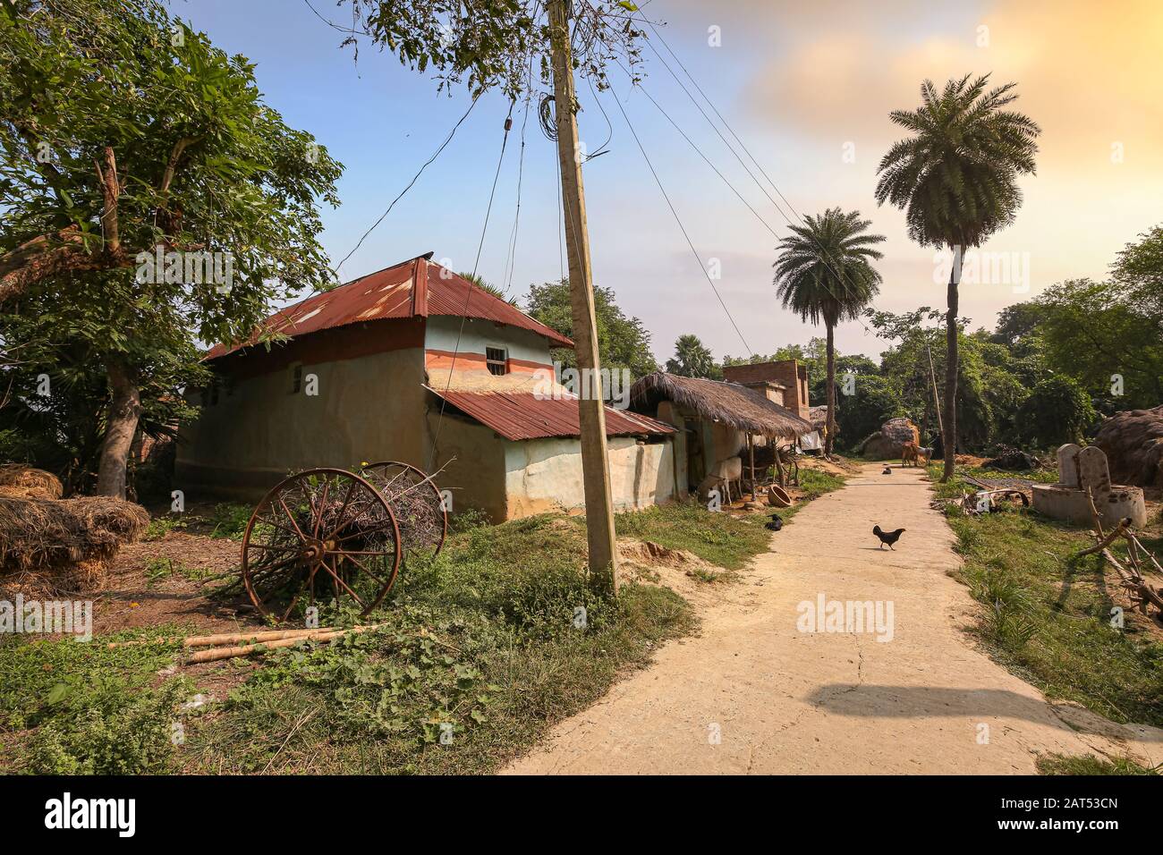 Indisches Stammesdorf Bei Bolpur Westbengalen Indien Mit Blick Auf Schlammhutte Und Unbefestigte Dorfstrasse Stockfotografie Alamy