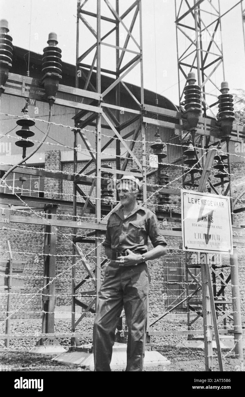 Gombong, Sumpio, Ketenger Ketenger (N. van Poerwokerto). Bei der Inbetriebnahme des vollständig restaurierten Elektrokraftwerks bei Ketenger waren viele Militär- und Zivilbehörden anwesend. Der Soldat G. Bonouvrie aus der Utrechter, OVW-Bataillon 1.5 RI, nahm die Ehre, das Kraftwerk wieder in Betrieb zu nehmen, indem er einen Griff überzeugte, weil er allein auf seinem Posten am 27. September 1947 war, mit seinem bren drehte er einen schweren Angriff ab, Bis Verstärkung aufkam. Aufgrund seiner festen Tätigkeit blieb die Pipeline erhalten. Anmerkung: Veröffentlicht in Weaponbroeders, jrg. 2, NR. 50, Ma Stockfoto
