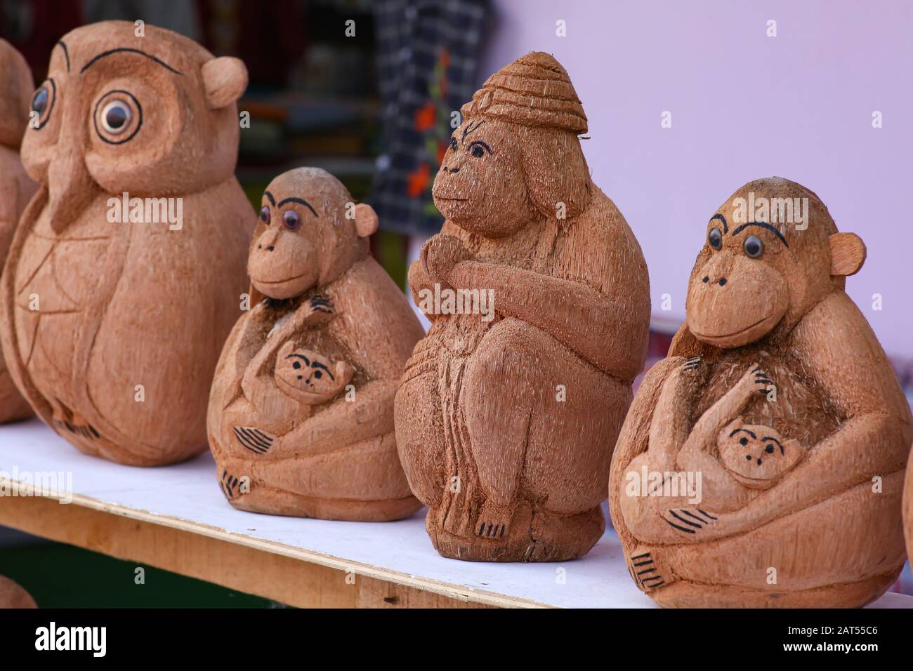 Handwerkermodelle von Affen, die aus Kokosnussschalen hergestellt wurden, die bei einem Kunsthandwerk in Kolkata ausgestellt wurden Stockfoto