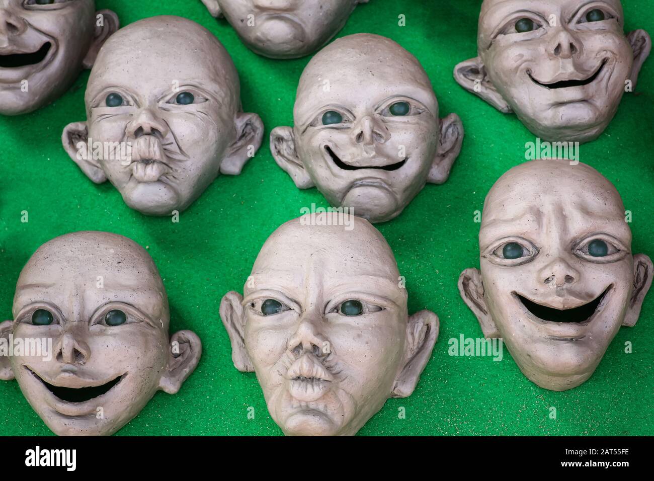 Gesichtsmasken mit verschiedenen Ausdrücken aus Putz von paris zum Verkauf Stockfoto