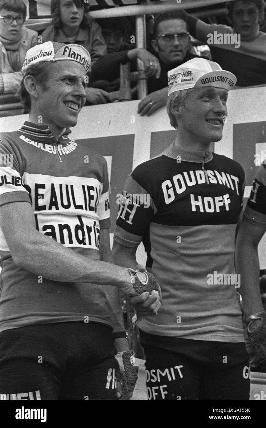 Niederländischer Meisterschafts-Radsport für Profis auf der Straße Valkenburger Radfahrer und Sieger Tino Tobacco (r), Joop Zoetemelk (l) wurde zweiter Annotation: Dutch Championship Cycling on the Road for Pros. Datum: 25.Juni 1972 Ort: Limburger, Valkenburger Stichwörter: Ehrungen, Siege, Radsport persönlicher Name: Tabak, Tino, Zoetemelk, Joop Stockfoto