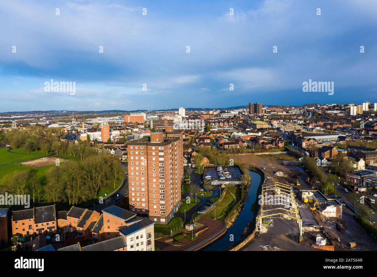 Luftaufnahme von Hochhäusern, Wohnungen, die in der Stadt gebaut wurden, um der steigenden Bevölkerung gerecht zu werden, wohnungskrise des rates, Einwanderungswohnungen, Stockfoto