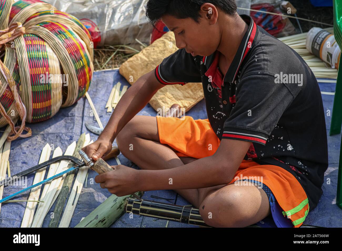 Handwerker vor Ort, die an der Erstellung von Kunsthandwerksartikeln arbeiten, die zu einem Handwerkstarif in Kolkata, Indien, verkauft werden Stockfoto